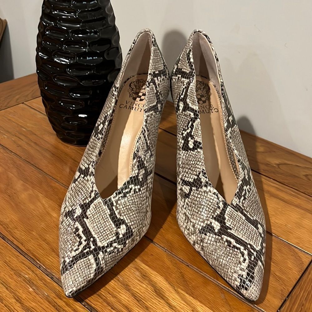 Vince Camuto brown snakeskin heeled shoes 8 Medium.